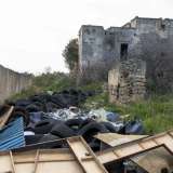 Ci� che pi� colpisce � sicuramente la montagna di scaffali in legno e la fila di pneumatici che si dilunga dalla chiesetta per parecchi metri, bloccando la strada proprio nel punto in cui dovrebbe sfociare in via San Giorgio Martire